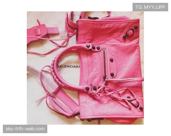 埃琳·安德森这生活真逆天，赛场外仿佛豪门阔太，逛街都是VIP待遇！